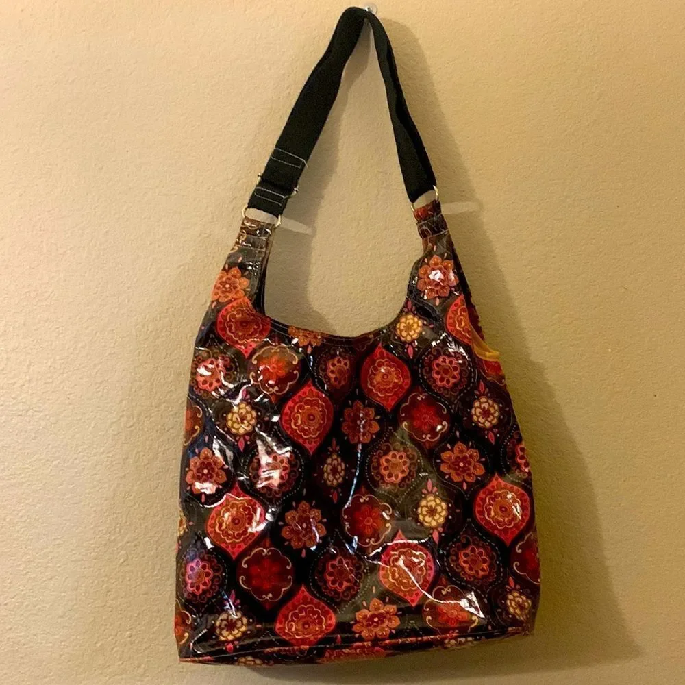 Braciano bohemian purse in vinyl with adjustable guitar shoulder strap.